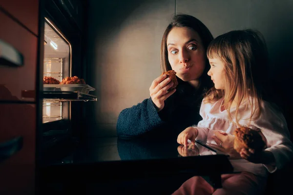 Χαρούμενη Μαμά Και Παιδί Μοιράζονται Σπιτικά Κέικ — Φωτογραφία Αρχείου
