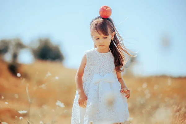Маленька Принцеса Носить Символічне Яблуко Голові — стокове фото