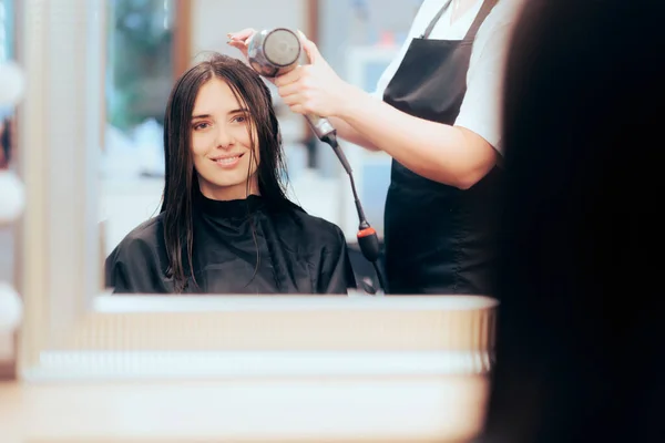 Woman Wet Hair Ready Get Professional Blowout — Fotografia de Stock