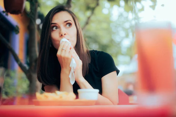 Woman Using Napkin Eating Restaurant — Stock fotografie