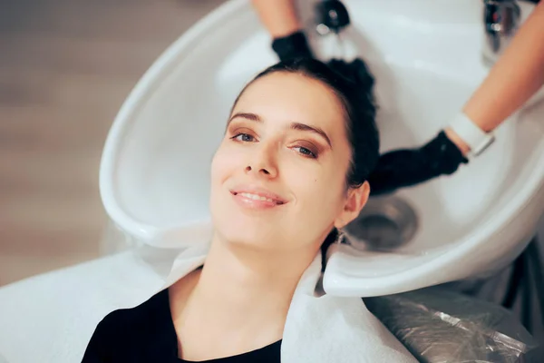 Женщина Которой Вымыли Волосы Профессиональной Парикмахерской — стоковое фото