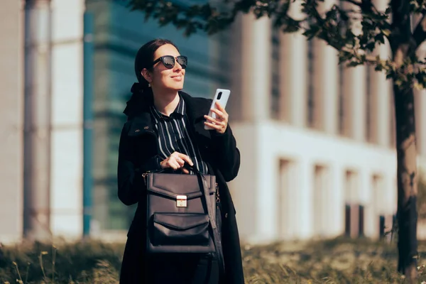 Elegant Stylish Businesswoman Wearing Sunglasses Checking Her Phone — Foto Stock