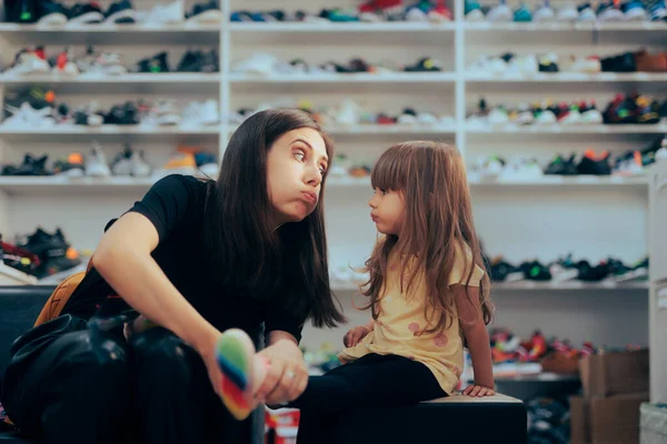 Funny Mother Daughter Trying New Shoes Store — Foto Stock