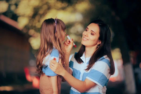 Woman Face Painting Little Girl Having Fun Outdoors Park — Stock Fotó