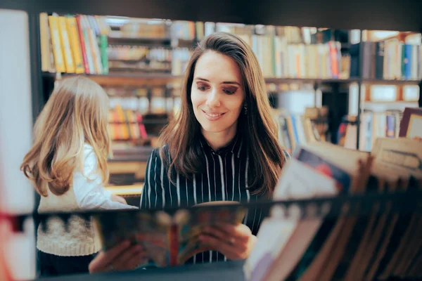 Anne Kız Kütüphanede Kitap Arıyor — Stok fotoğraf