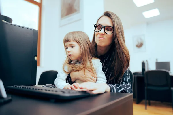 Stressad Mamma Oförmögen Att Korrekt Göra Sitt Arbete Hålla Sitt — Stockfoto