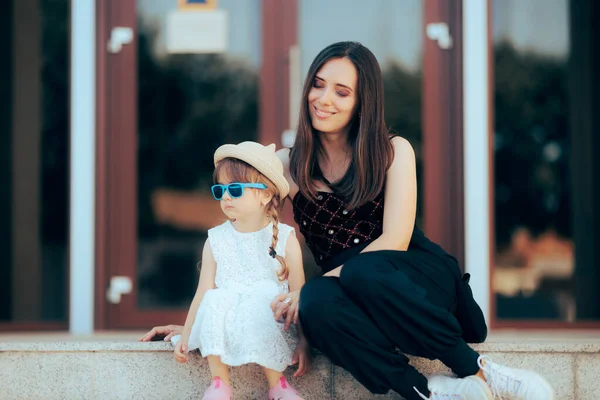 Mutlu Moda Anne Kız Dışarıda Rahatlıyor — Stok fotoğraf
