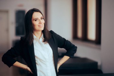 Mutlu Öğretmen Gülümseyen Öğrencileri Sınıfa Hoş Geldiniz