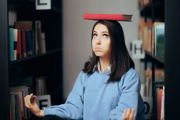 Studious Woman Ισορροπώντας Ένα Βιβλίο Για Κεφάλι Της Κάθεται Μια — Φωτογραφία Αρχείου
