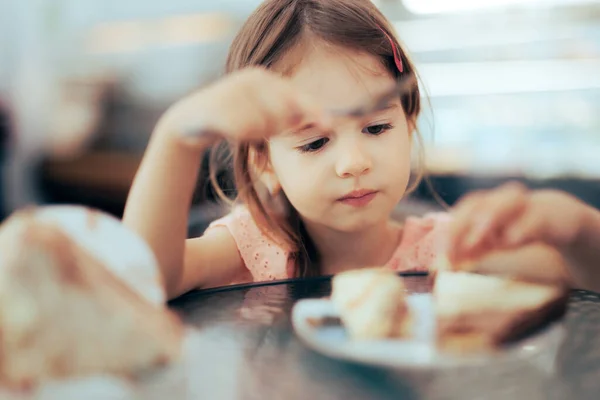 Маленькая Девочка Сосредоточилась Еде Ресторане — стоковое фото