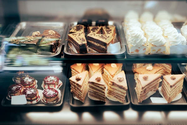 Pasta Tatlıları Şekerleme Mağazası Vitrininde Görünür — Stok fotoğraf
