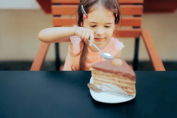 Pequeña Niña Teniendo Pastel Cumpleaños Restaurante Sweetshop — Foto de Stock