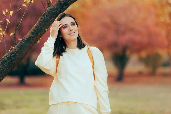 Güz Sezonunda Doğaya Hayran Olan Güzel Bir Kadın — Stok fotoğraf