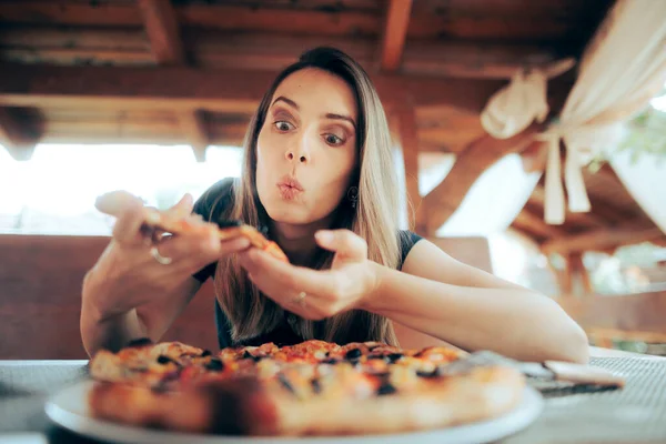 Hongerige Vrouw Met Een Stuk Pizza Eten Een Restaurant — Stockfoto