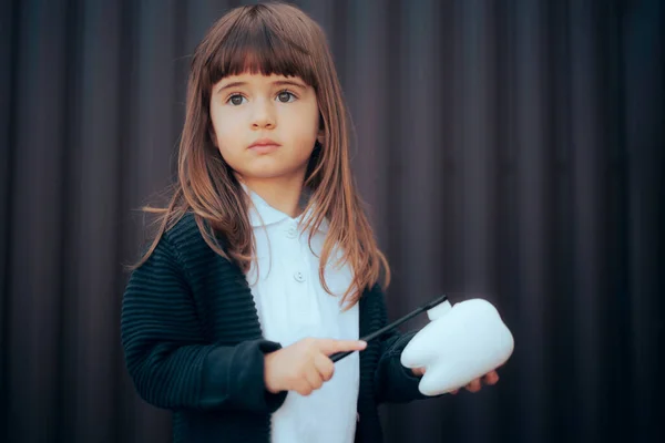 Gadis Kecil Mengoles Gigi Mainan Belajar Tentang Kesehatan Gigi — Stok Foto