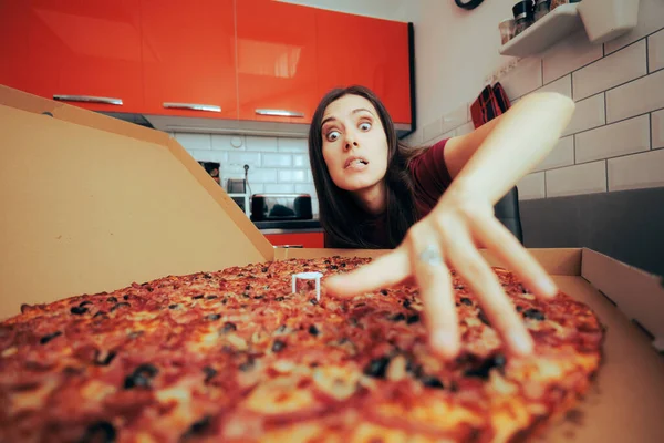 Wanita Kelaparan Mengidam Mencapai Untuk Pizza Besar — Stok Foto