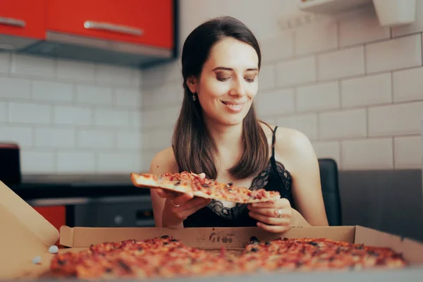 Mutfakta Pizza Yiyen Mutlu Gülümseyen Kadın — Stok fotoğraf