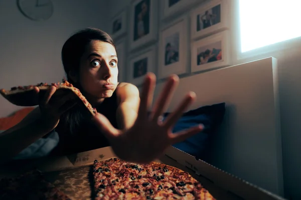 Kvinna Gömmer Sin Ohälsosamma Vana Att Äta Pizza Natten — Stockfoto