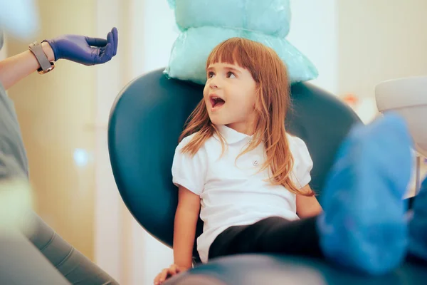 Glückliches Kleinkind Mädchen Sitzt Bei Routinebesuch Zahnarztstuhl — Stockfoto