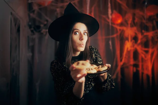 Donna Divertente Che Indossa Costume Halloween Distribuendo Biscotti — Foto Stock