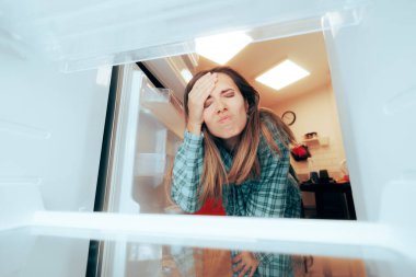 Pijamalı Kadın Yiyecek Bir şey Yok Yiyecek Almayı Unuttu