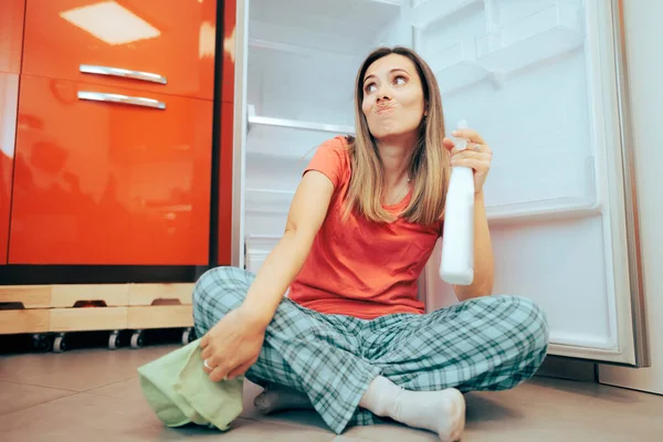 Mulher Cansada Sentada Chão Cozinha Depois Limpar Geladeira — Fotografia de Stock