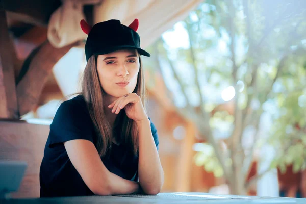 Αστεία Αυτάρεσκη Κοπέλα Που Σαλιαρίζει Και Φοράει Καπέλο Κέρατα Διαβόλου — Φωτογραφία Αρχείου