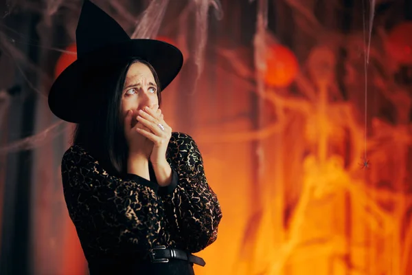 Kobieta Ubrana Strój Czarownicy Przerażony Dekoracjami Halloween — Zdjęcie stockowe
