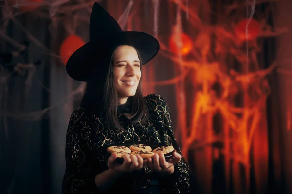 Szczęśliwa Kobieta Ubrana Strój Czarownicy Gospodarstwa Halloween Cookies — Zdjęcie stockowe