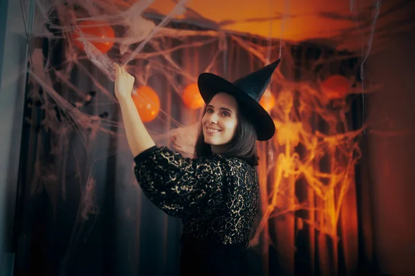 Donna Felice Decorare Sua Casa Halloween — Foto Stock