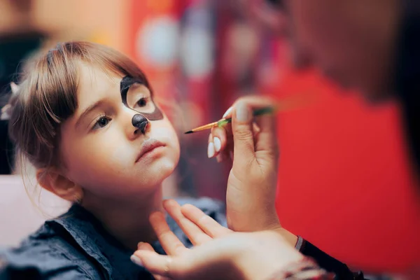 Menina Tendo Momento Pintura Facial Sua Festa Aniversário — Fotografia de Stock