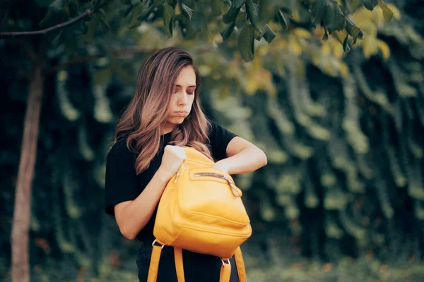 Žena Dívá Svého Špinavého Pytle Nenalezli Klíče — Stock fotografie