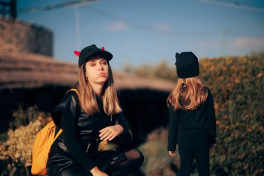  Anne, Cadılar Bayramı 'nda kızıyla şeker toplamaya gitmekten yoruldu.