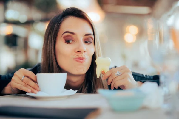 Mujer Estresada Por Los Dientes Para Colorear Beber Café — Foto de Stock