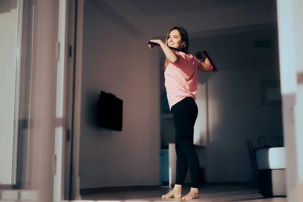 Mulher Exercitando Com Esfregão Casa — Fotografia de Stock