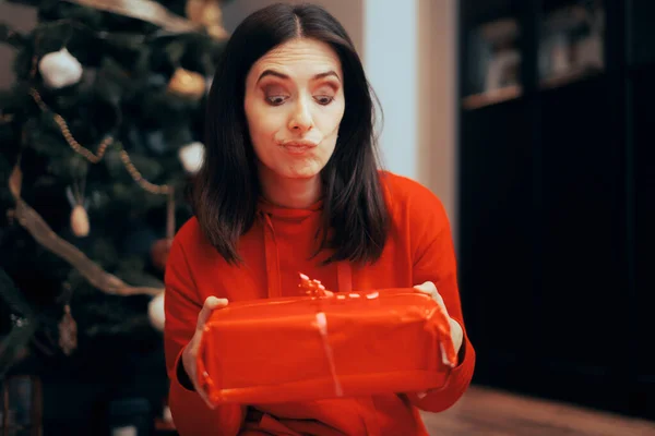 Nieszczęśliwa Kobieta Otrzymuje Prezent Pod Choinką Boże Narodzenie — Zdjęcie stockowe