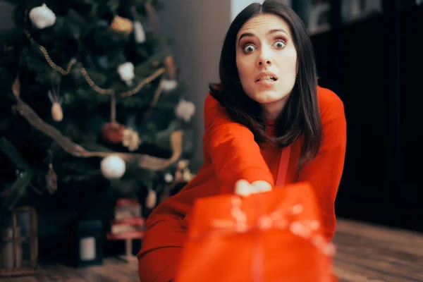 Zabawna Dziewczyna Rozdaje Swój Prezent Boże Narodzenie — Zdjęcie stockowe