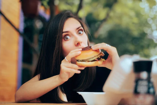 Mujer Comiendo Una Hamburguesa Restaurante Para Almuerzo — Foto de Stock