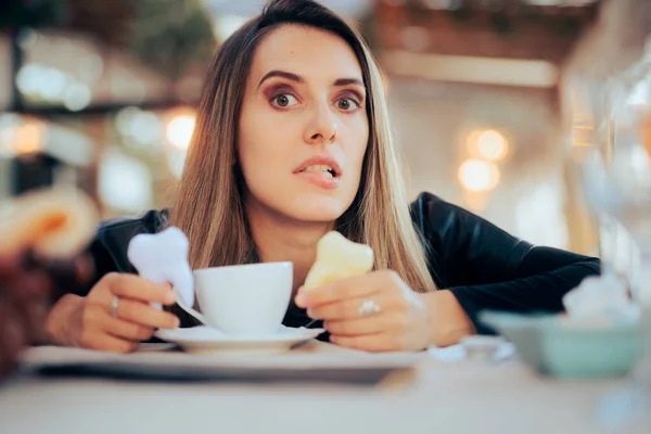 Mujer Preocupada Teniendo Problemas Coloración Los Dientes Café — Foto de Stock