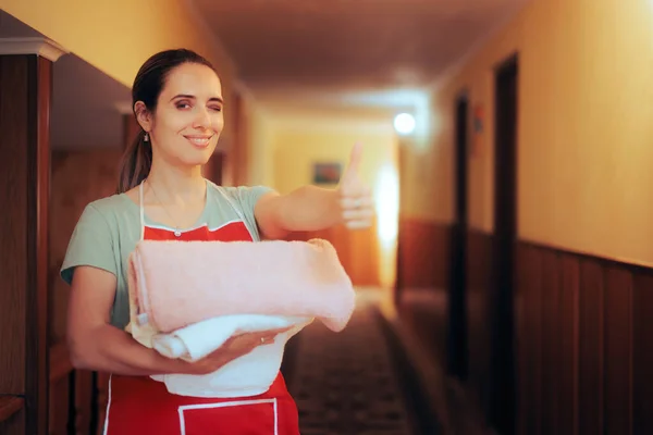 Camarera Sonriente Sosteniendo Toallas Frescas Pasillo Del Hotel —  Fotos de Stock