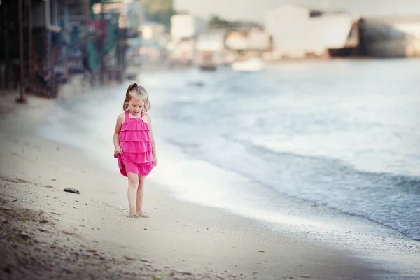 Маленька дівчинка гуляє на узбережжі — стокове фото