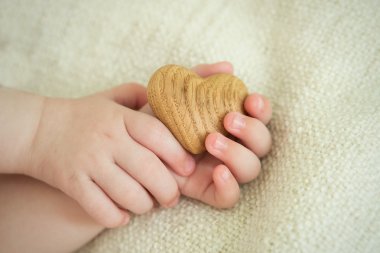 Tahta kalbi tutmak için minik bebek elleri