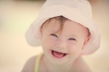 Neşeli küçük bebek kız havuzda oynarken Downs Sendromu
