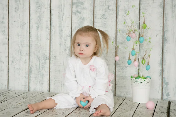 Dívka s Downovým syndromem je drží velikonoční vajíčka — Stock fotografie