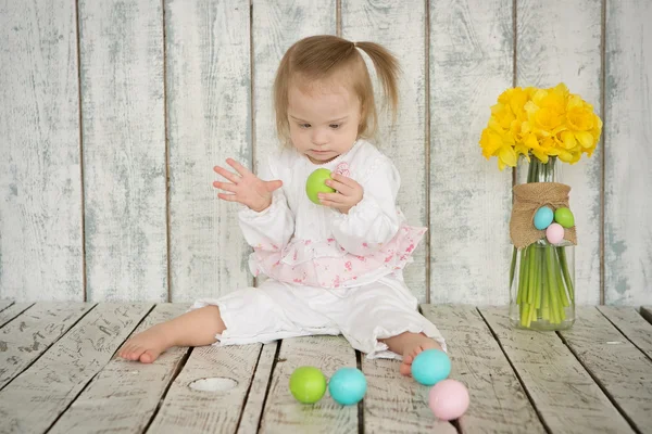 Menina com síndrome de Down está segurando ovos de Páscoa — Fotografia de Stock