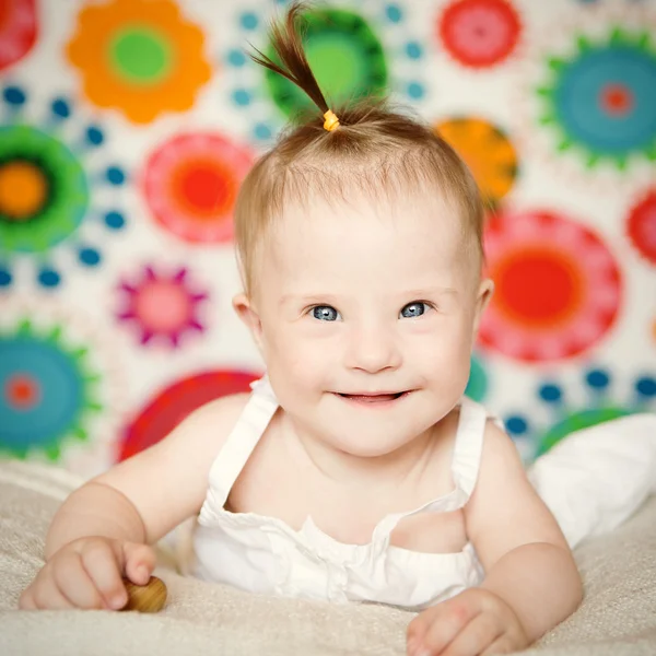 Kleines Mädchen mit Down-Syndrom — Stockfoto