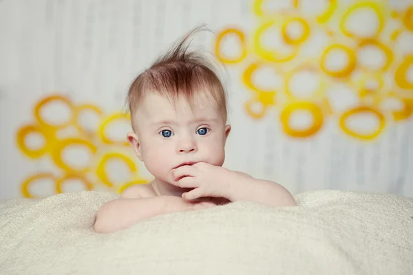 陽気な小さな女の赤ちゃんダウンズ症候群 — ストック写真