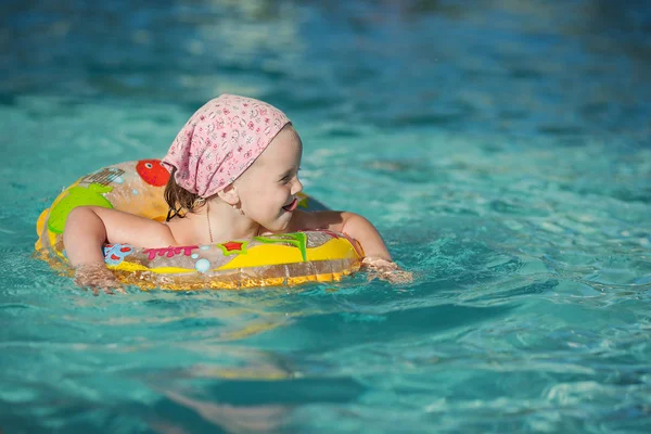 プールで泳いでいる陽気な少女 — ストック写真