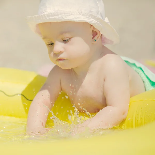 Fröhliches kleines Mädchen mit Down-Syndrom spielt im Pool — Stockfoto