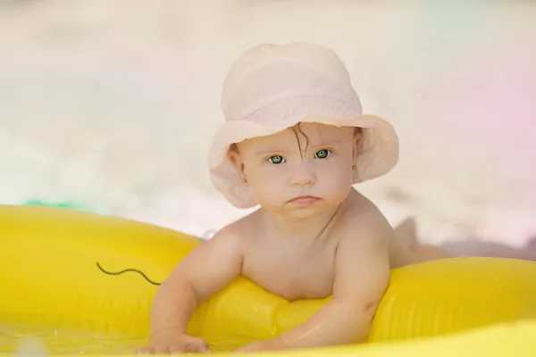 Niña alegre con síndrome de Downs jugando en la piscina —  Fotos de Stock